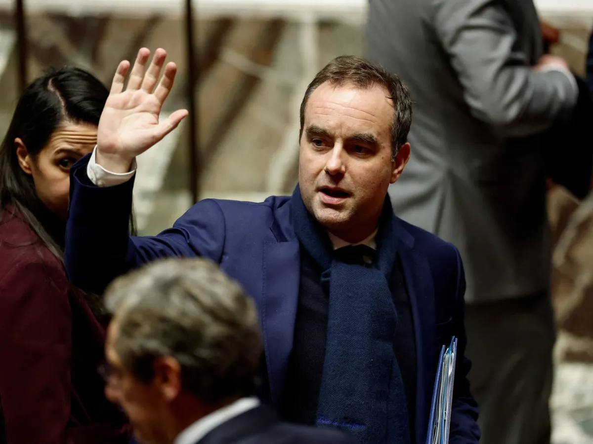 فرانسه پس از شکست دو رای عدم اعتماد، بودجه سال 2026 را تصویب کرد