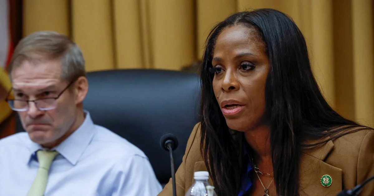 فایل‌ها فاش می‌کنند که از اپستین برای ملاقات با چاک شومر کمک گرفته است