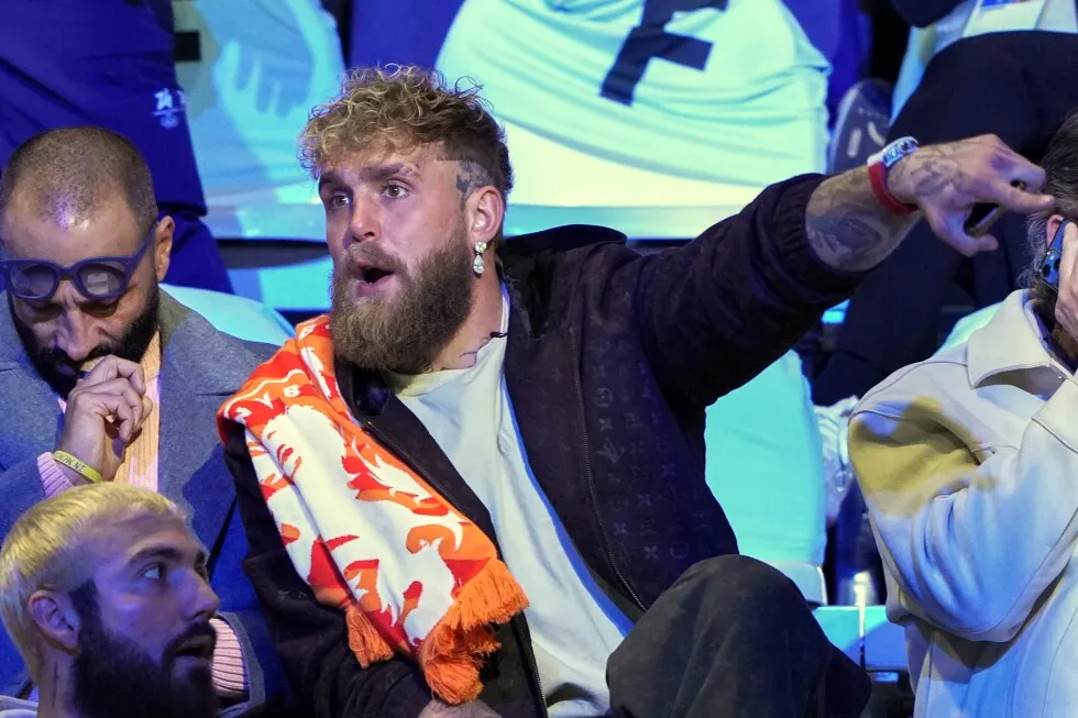 جیک پل در ردیف دوم می نشیند تا نامزدش جوتا لیردام را در اسکیت سرعت المپیک تماشا کند.