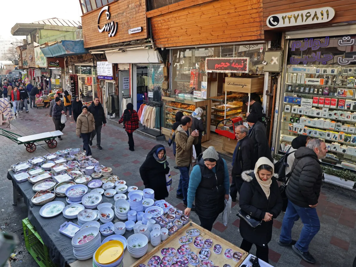 ایران پس از اعتراضات به دلیل رکود اقتصادی، مشاغل خصوصی را تعطیل می کند