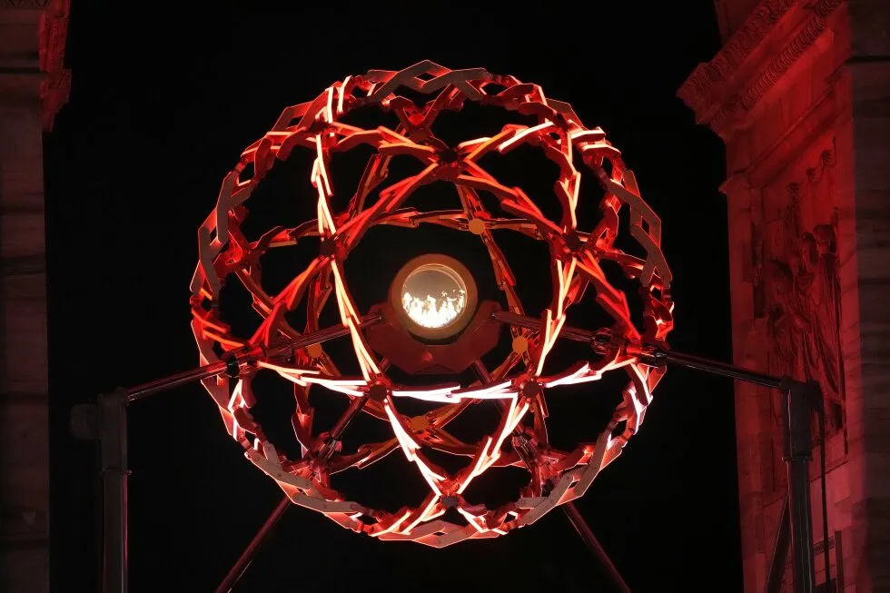 نمایش نوری شبانه المپیک میلان هزاران نفر را به طاق صلح می کشاند