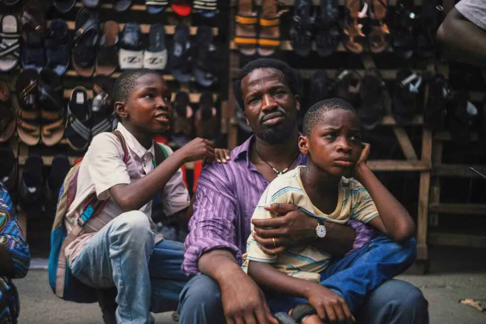 نقد فیلم: یک روز عمیقاً تأثیرگذار با پدر، در میان ناآرامی نیجریه، در «سایه پدرم»