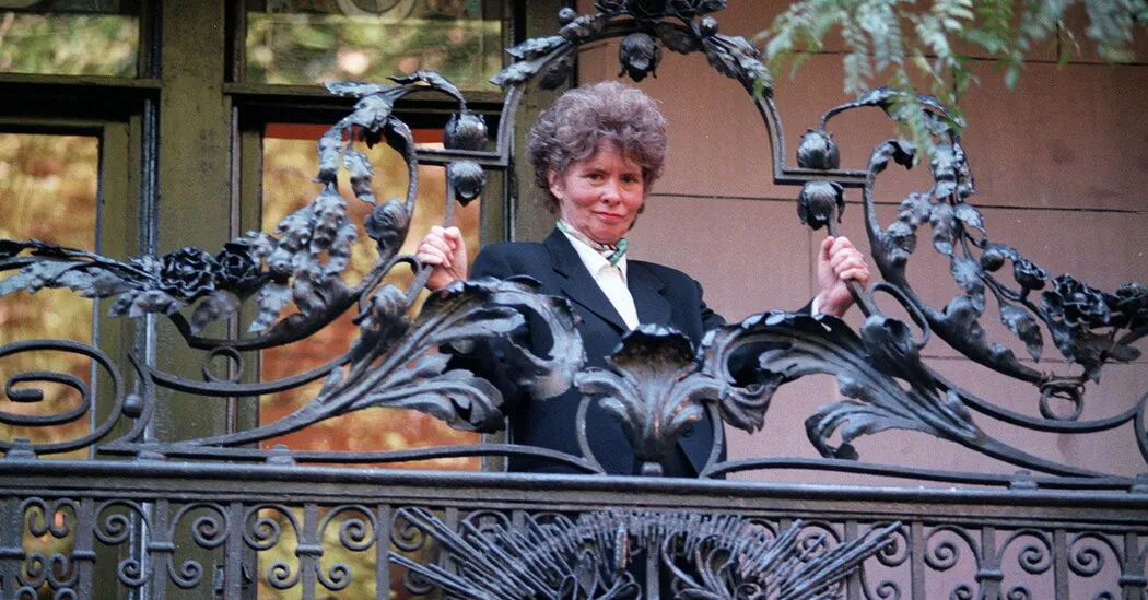 سوزانا لسارد در 81 سالگی درگذشت. نواده سفید استنفورد که یک خاطرات خانوادگی ترسناک نوشت