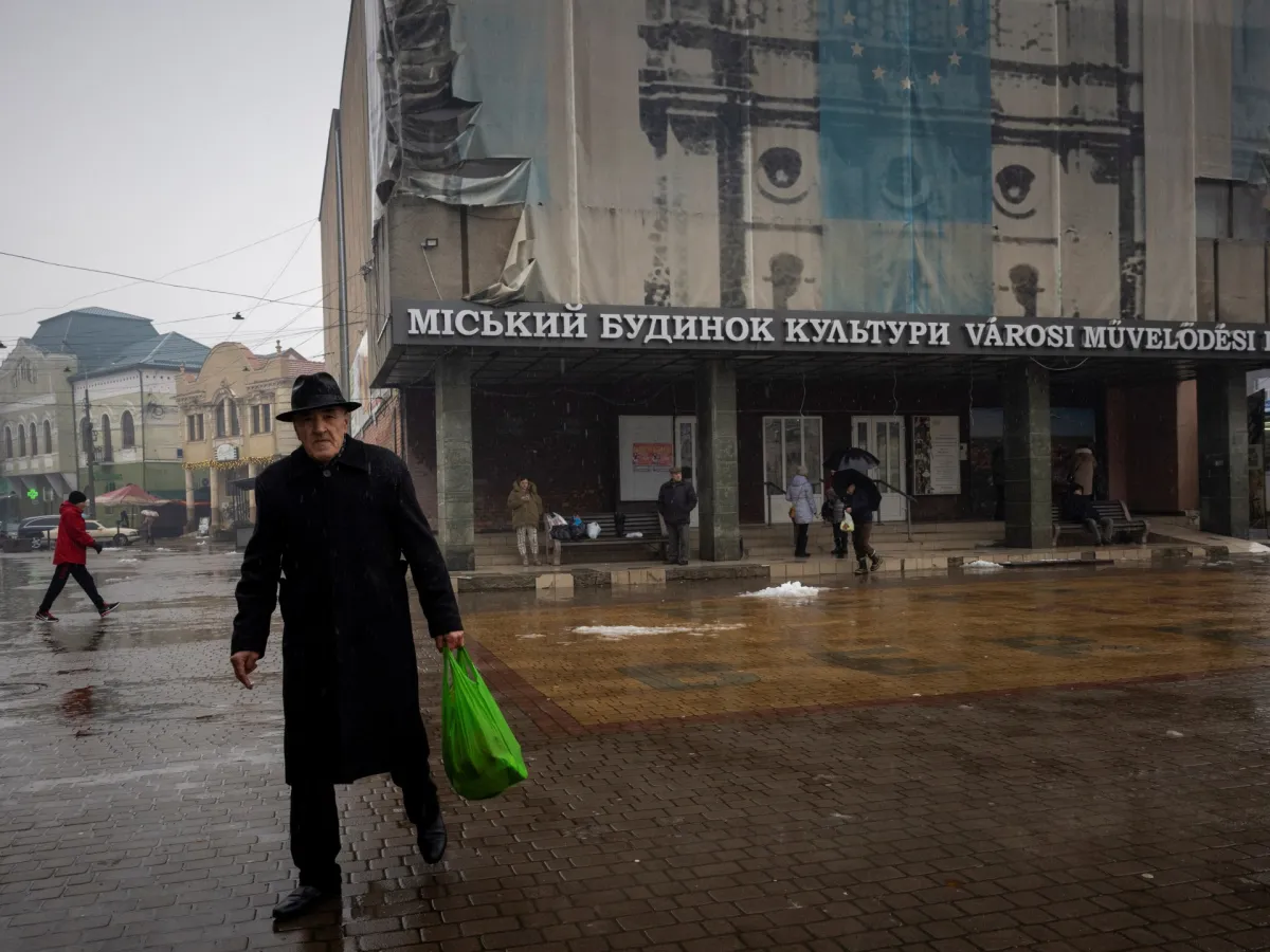 در غرب اوکراین، حقوق اقلیت مجارستانی با سیاست زمان جنگ برخورد می کند